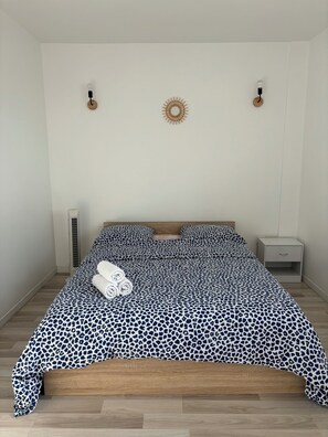 2 makuuhuonetta, silitysrauta/-lauta, ilmainen Wi-Fi, vuodevaatteet