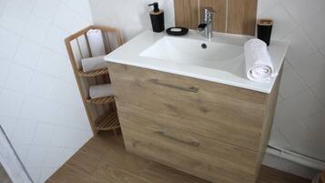 SĂšche-cheveux, serviettes fournies, savon, papier toilette