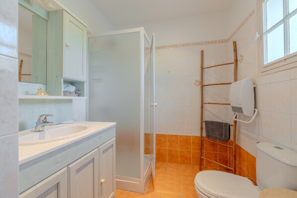 A bathroom with a shower, toilet, and sink. - Villa Lelix • Vineyards, Peace, Large Pool (Carpentras)