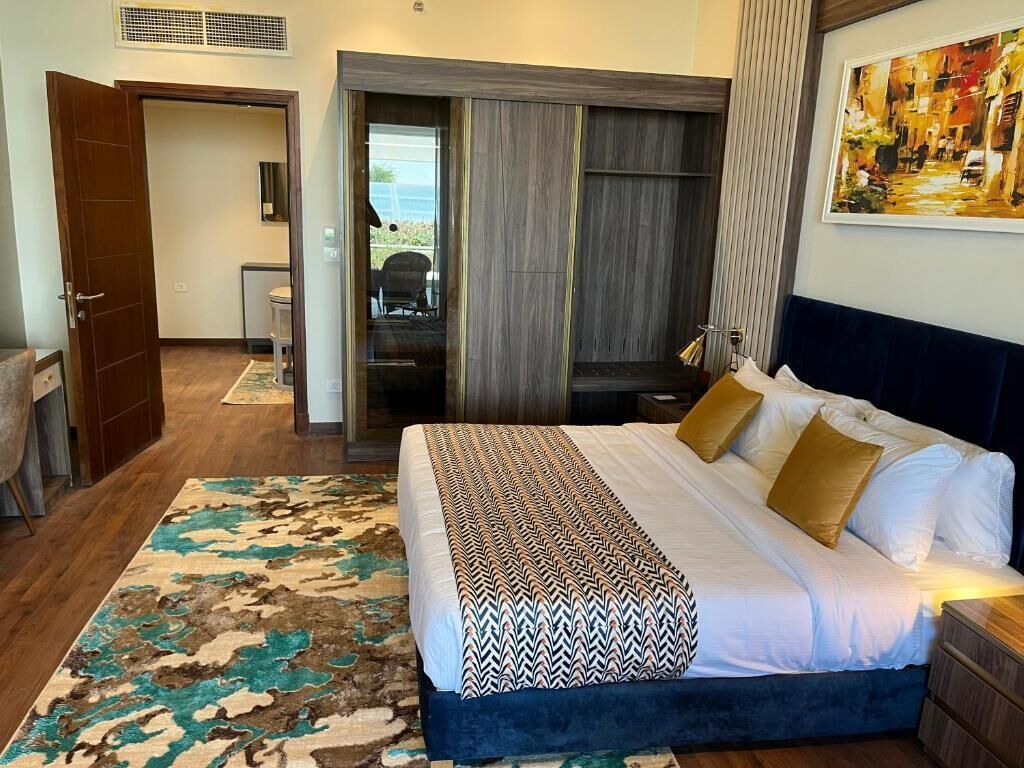 Junior Suite, 1 King Bed, Pool View | Minibar, free WiFi, bed sheets