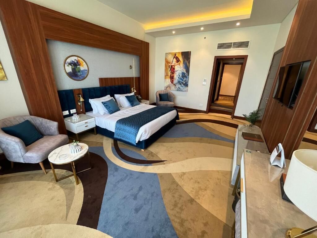 Minibar, free WiFi, bed sheets