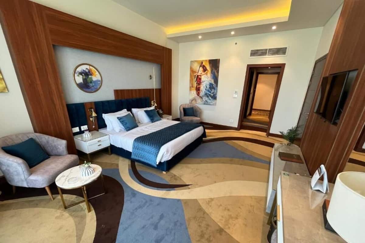 Minibar, free WiFi, bed sheets