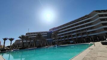 5 outdoor pools