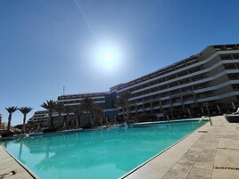 5 outdoor pools