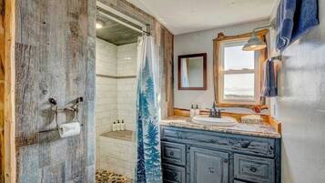 Douche, sèche-cheveux, serviettes fournies, shampoing
