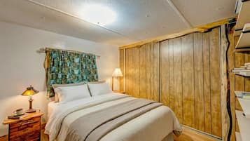 3 bedrooms, desk, iron/ironing board, WiFi