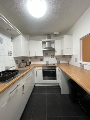 Apartment | Private kitchen | Fridge, microwave, oven, stovetop - Cosy Cardiff Apartment Near City Centre (Cardiff)