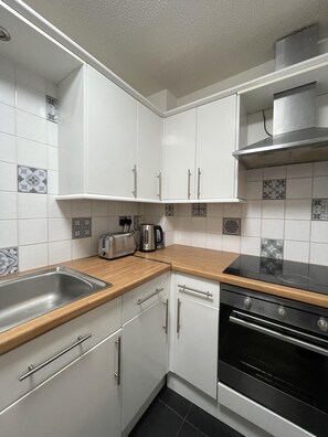 Appartement | Cuisine privée | Réfrigérateur, four à micro-ondes, un four, surface de cuisson