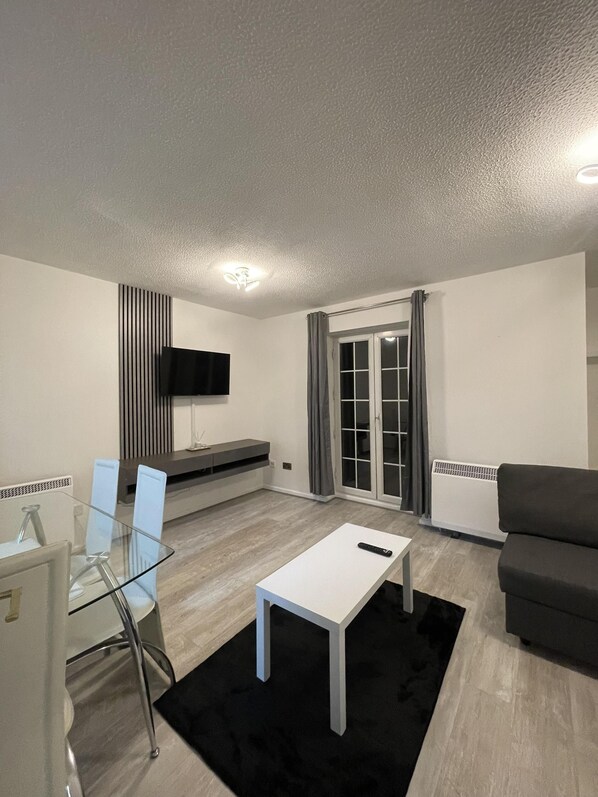 Apartment | Living area | TV - Cosy Cardiff Apartment Near City Centre (Cardiff)