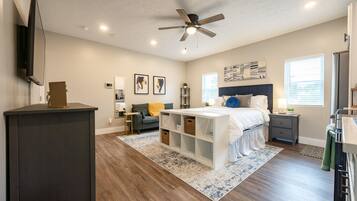 1 habitación, tabla de planchar con plancha, wifi y ropa de cama