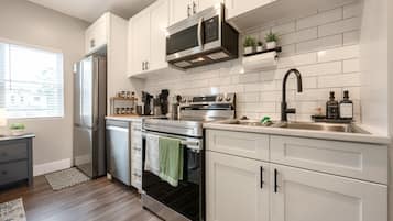 Køleskab, mikrobølgeovn, ovn, kogeplade