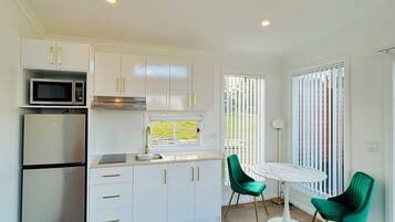 Refrigerador, microondas, parrilla de estufa y cafetera y tetera