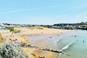 Playa en los alrededores y camastros 