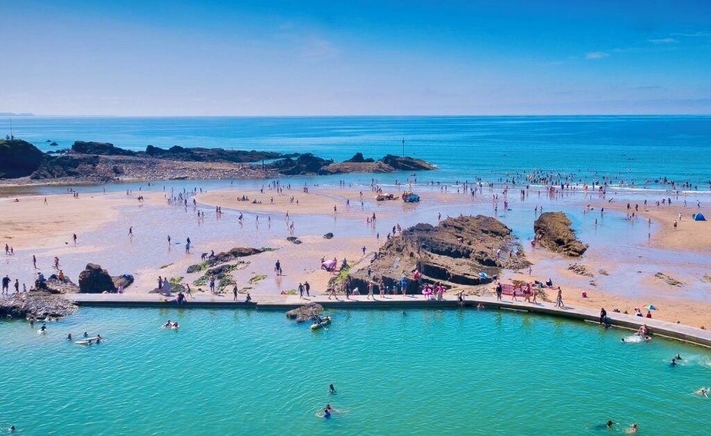 靠近海滩、沙滩椅