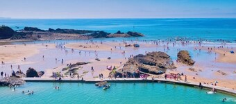 Beautiful cottage Snugglers Nook in heart of Bude near the beach, river & canal.
