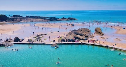 Beautiful cottage Snugglers Nook in heart of Bude near the beach, river & canal.