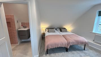 4 bedrooms, desk, iron/ironing board, travel cot
