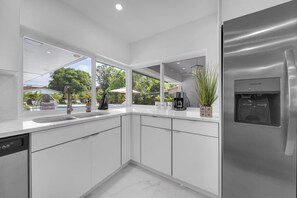 Fridge, microwave, oven, stovetop - Miami Casa Bella I Near Beaches, heated Pool. (North Miami)