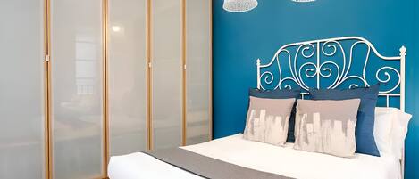 2 chambres, bureau, fer et planche à repasser, lit parapluie