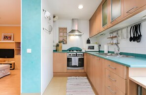 Frigorífico, microondas, horno y placa de cocina