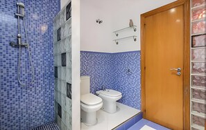 Douche, sĂšche-cheveux, bidet, serviettes fournies