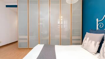 2 slaapkamers, een bureau, een strijkplank/strijkijzer, reisbedje