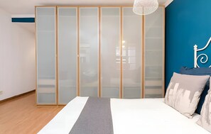 2 bedrooms, desk, iron/ironing board, travel crib