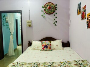 Habitación cuádruple Deluxe, vista a la ciudad | Wifi gratis y ropa de cama 