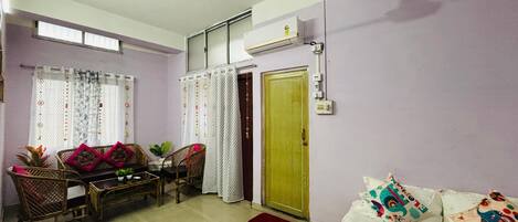 Habitación cuádruple Deluxe, vista a la ciudad | Wifi gratis y ropa de cama