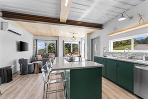 Executive House, 3 Bedrooms, Mountain View | Private kitchen | Fridge, microwave, oven, stovetop - Container Home (Omaha)