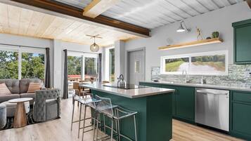 Executive House, 3 Bedrooms, Mountain View | Private kitchen | Fridge, microwave, oven, stovetop