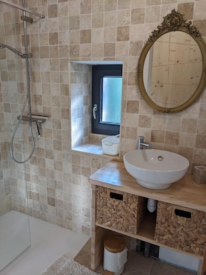 Dusche, Haartrockner, Seife, Shampoo