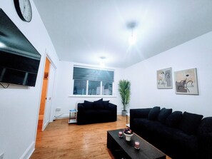 House | Living area | TV - Bas Charming 3 Bedroom House (Manchester)