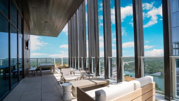 A modern rooftop terrace with a panoramic view of a river and cityscape. - Luxury Oasis - Rooftop pool & Rainey St access (Austin)