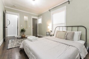 3 soveværelser, skrivebord, strygejern/strygebræt, weekendseng