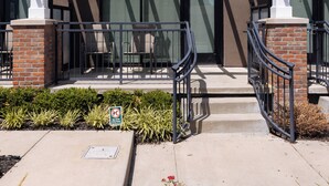 Exterior - Charming Space with Parking/King Bed/Street Car (Kansas City)