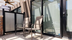 Terrace/patio - Charming Space with Parking/King Bed/Street Car (Kansas City)