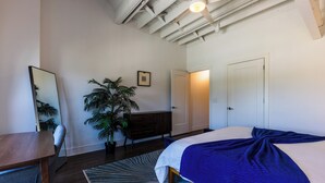 Room - Charming Space with Parking/King Bed/Street Car (Kansas City)