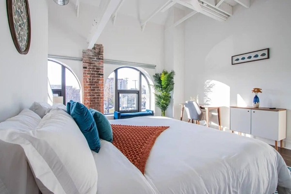 1 soverom, skrivebord, strykejern/-brett og reiseseng for barn