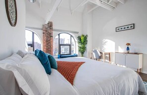 1 غرفة نوم ومكتب ومكواة/لوح كي وسرير سفر