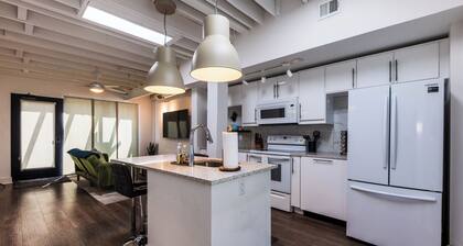 Charming Space with Parking/King Bed/Street Car