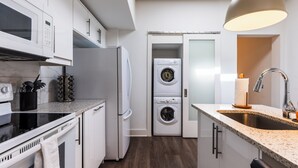 Private kitchen - Charming Space with Parking/King Bed/Street Car (Kansas City)