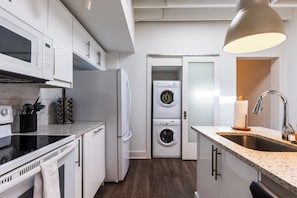 Coffee/tea maker, fridge, microwave, oven - Charming Space with Parking/King Bed/Street Car (Kansas City)