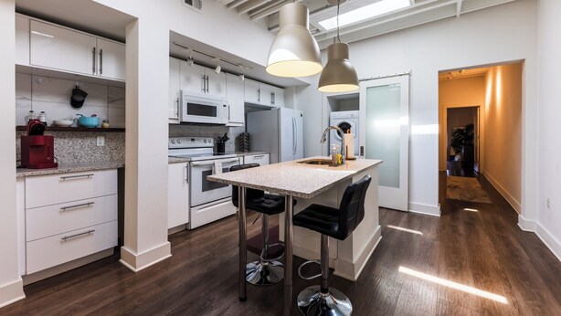 Private kitchen - Charming Space with Parking/King Bed/Street Car (Kansas City)