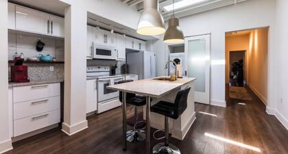 Charming Space with Parking/King Bed/Street Car