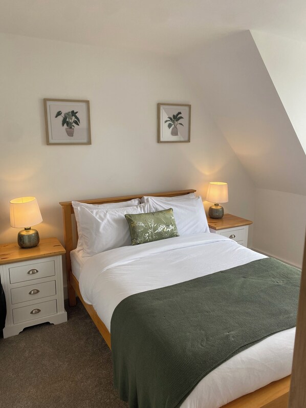 Apartment | 2 bedrooms, iron/ironing board, free WiFi, bed sheets - Bright & Spacious, Central for Airport and Glasgow (Paisley)