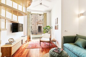 豪華公寓, 城市景觀 | 起居區 | 50-吋平面電視,提供有線頻道