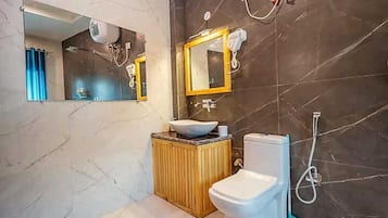 Deluxe Double Room | Bathroom | Towels, soap, toilet paper