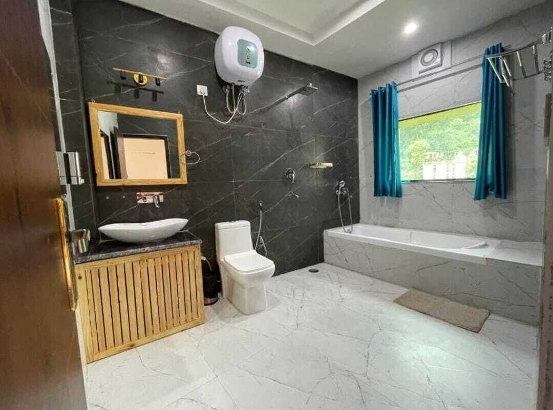 Rom – superior | Bad | Håndklær, såpe og toalettpapir