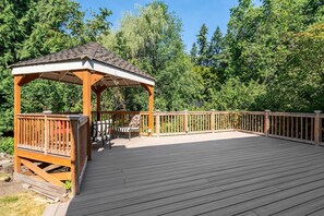 Terrace/patio - Spacious 3BR Redmond Home with Fireplace & BBQ (Redmond)